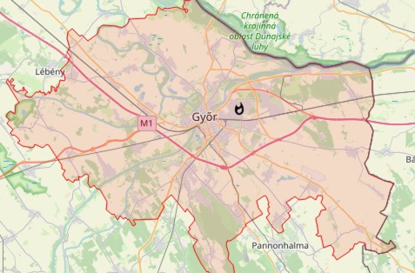 A tűzoltók a Reptéri úton oltják a lángokat.